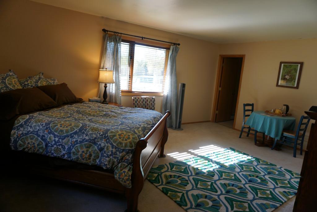 Moose Manor Bed & Breakfast 2*