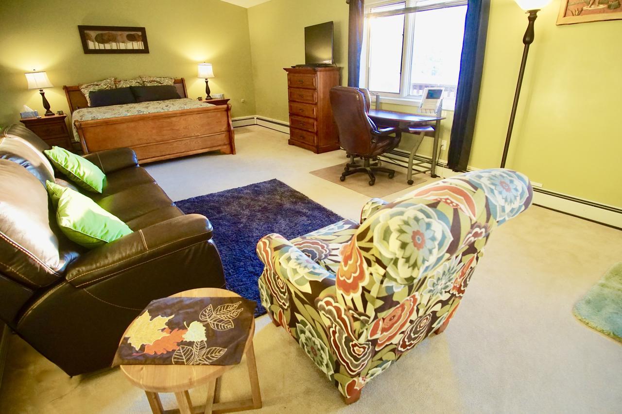 Moose Manor Bed & Breakfast 2*