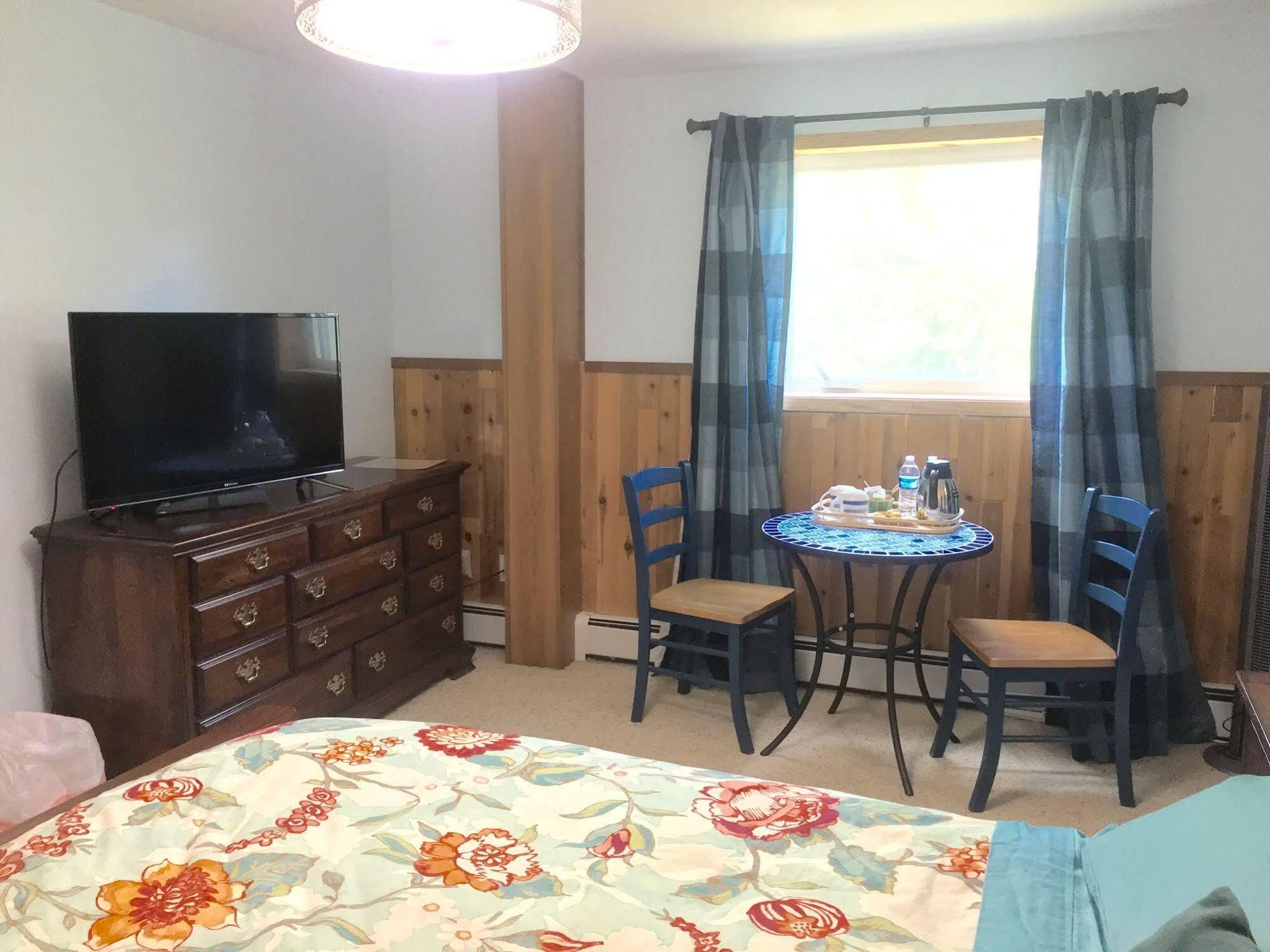 Moose Manor Bed & Breakfast 2*