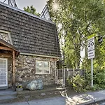 Eclectic Fairbanks Studio Walk To Downtown!