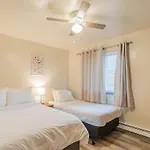 Centrally Located Coffee Bar & Comfort 3