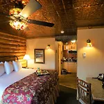 Pike\'S Waterfront Lodge