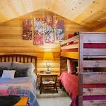 1 Bd. Deluxe Log Dry Cabin| Views Northern Lights!