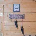 1 Bd. Deluxe Log Dry Cabin| Views Northern Lights!
