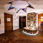 7 Gables Inn & Suites
