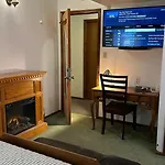 7 Gables Inn & Suites