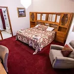 7 Gables Inn & Suites