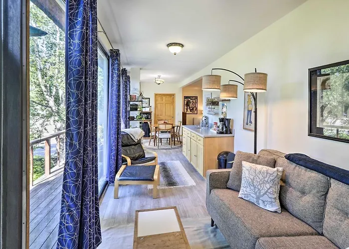 Eclectic Fairbanks Studio Walk To Downtown!