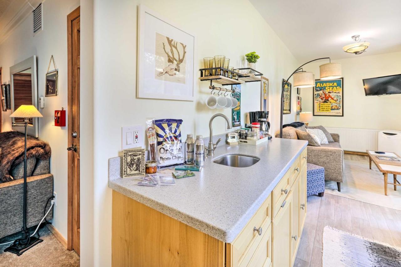Eclectic Fairbanks Studio Walk To Downtown!