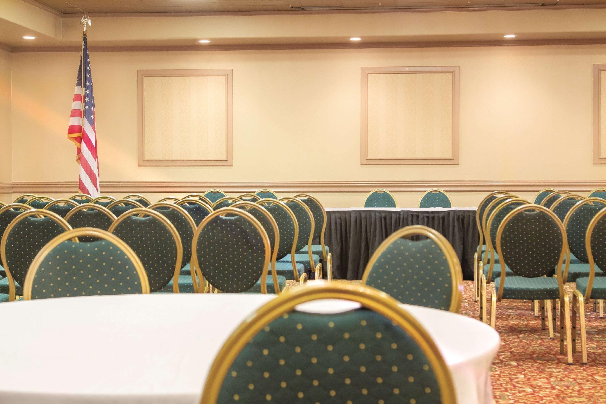 Hotel La Quinta By Wyndham Airport 3*
