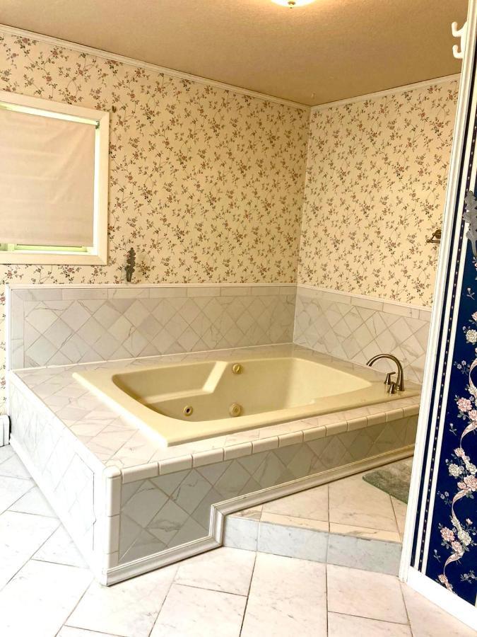 Spacious Style Retreat Sleeps 20 *