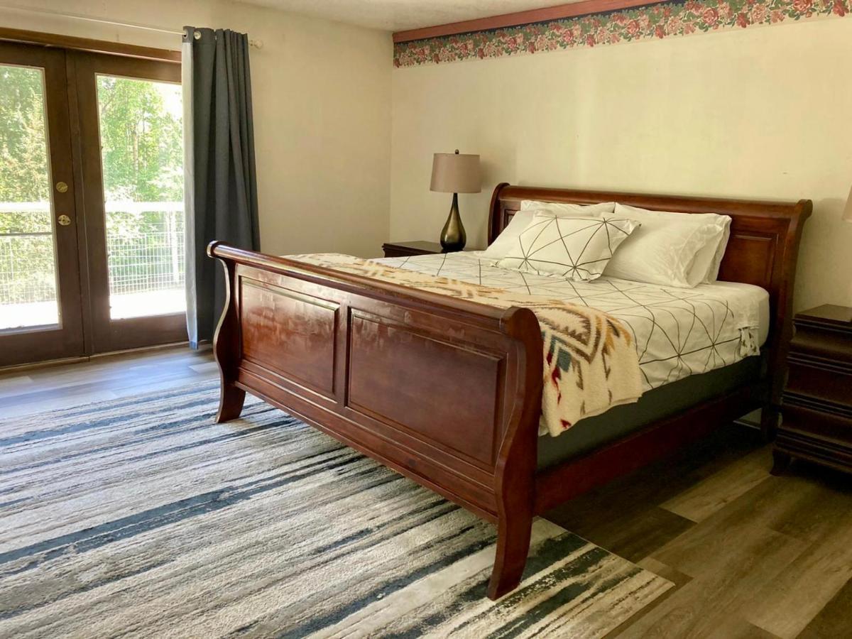 Spacious Style Retreat Sleeps 20 *