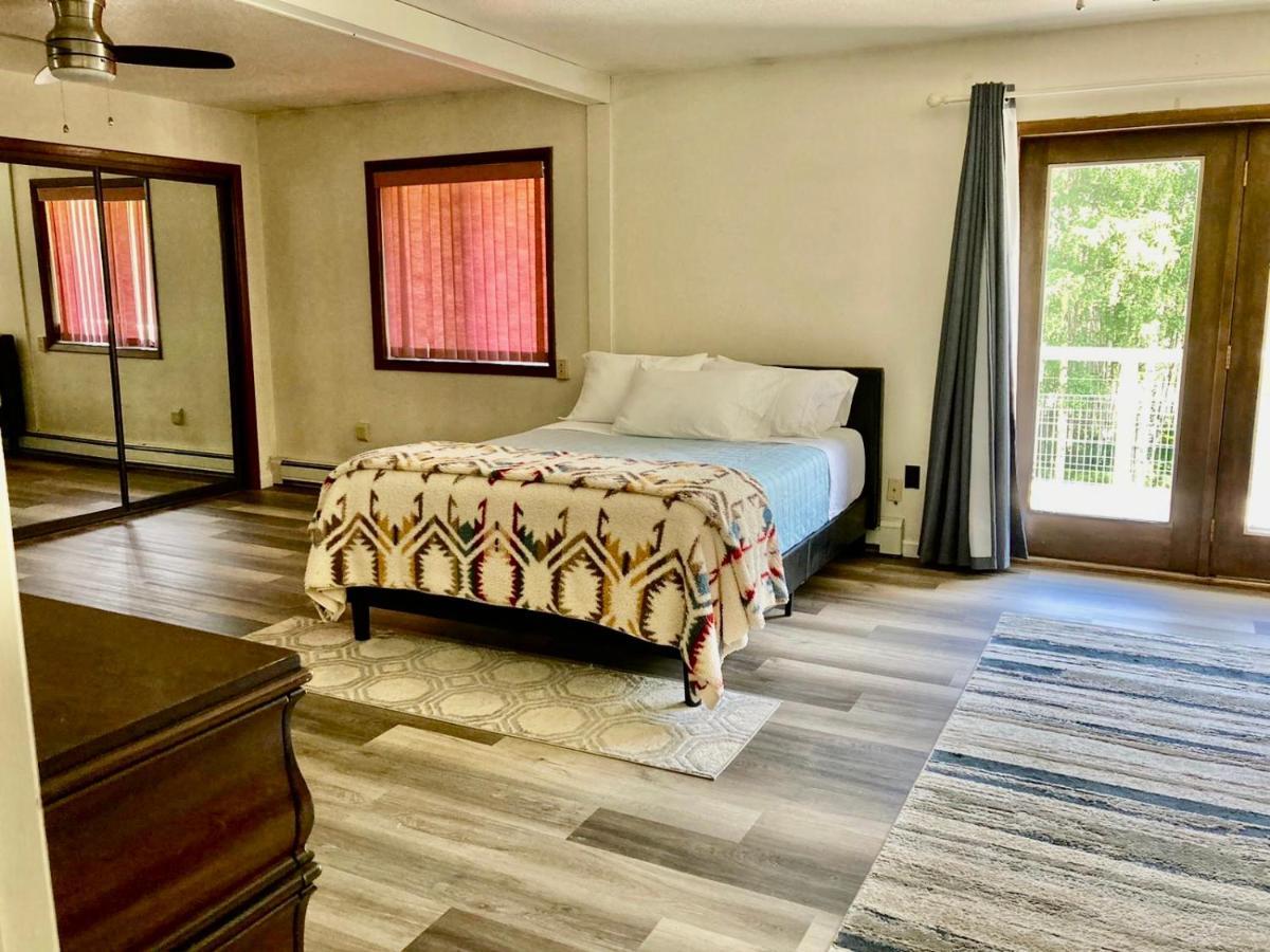 Spacious Style Retreat Sleeps 20 *