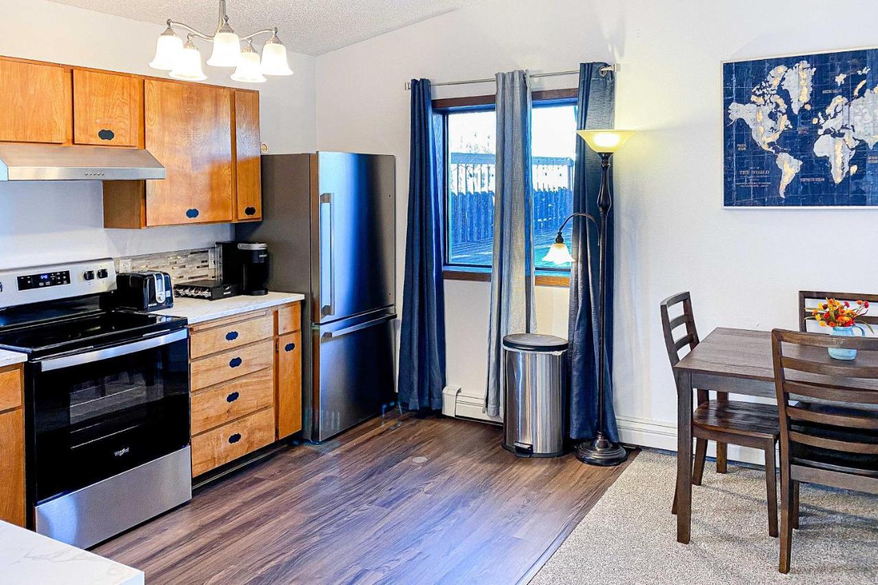 Apartment Retreat With Massive Deck And Grill! *