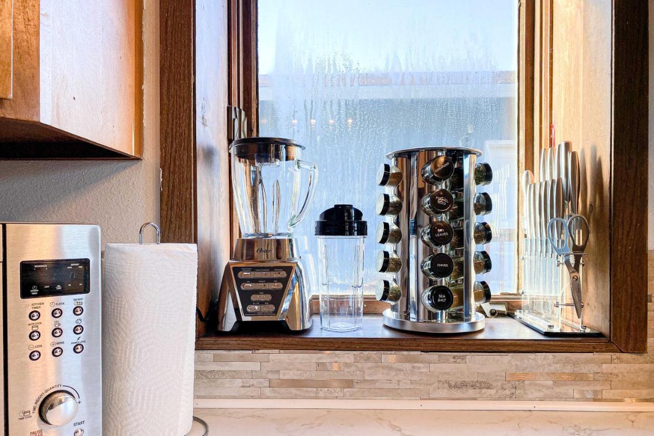 Apartment Retreat With Massive Deck And Grill! *