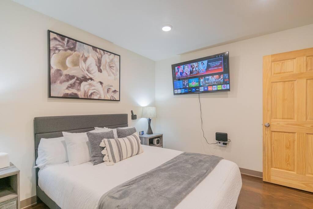 Modern City With All The Amenities Apartment *