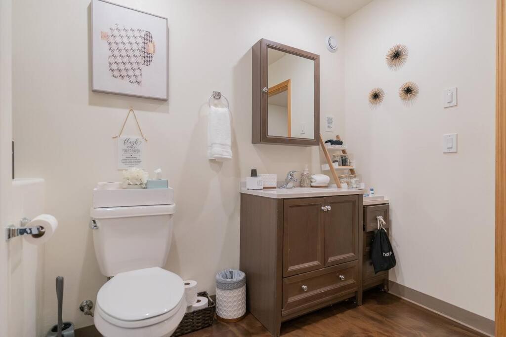 Modern City With All The Amenities Apartment *