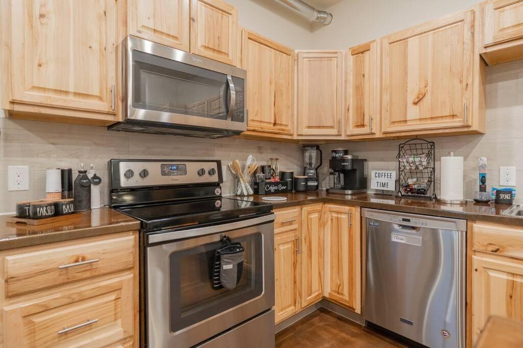 Modern City With All The Amenities Apartment *
