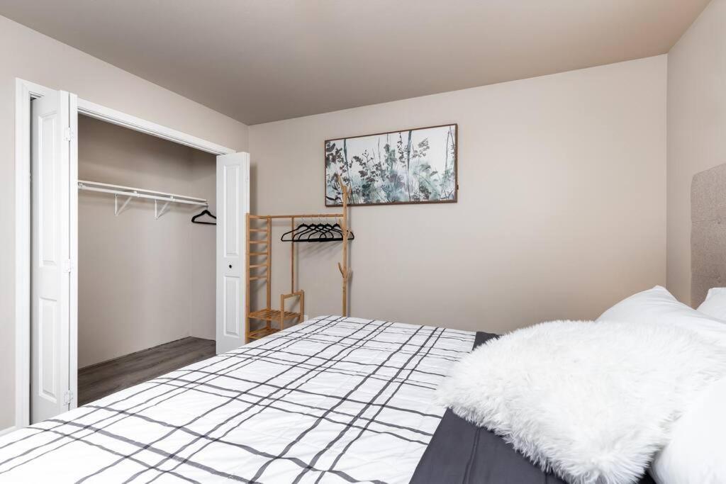 Birch Hill Retreat Great Location2+garage+aurora Holiday home *