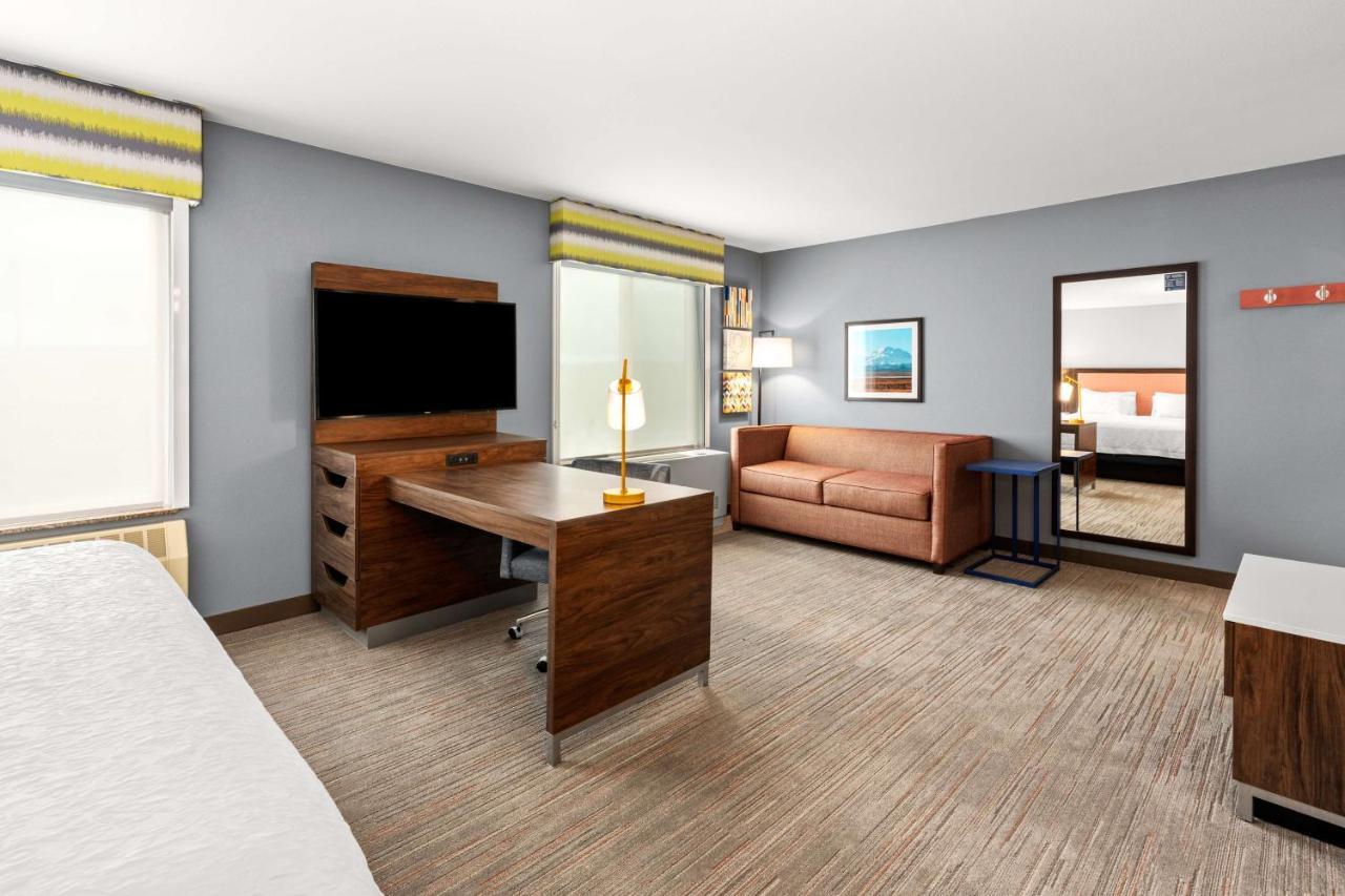 Hampton & Hotel