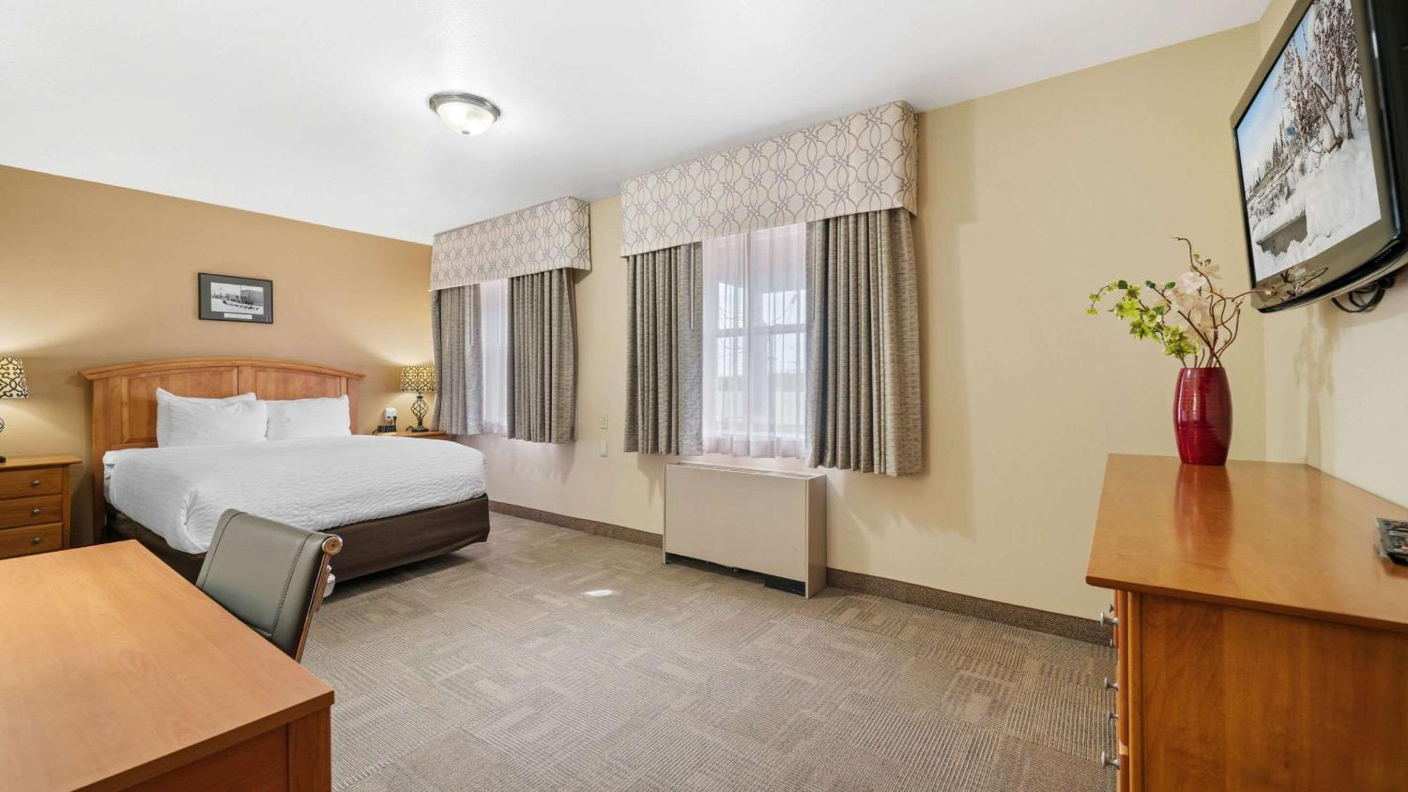 Hotel Clarion & Near Ft Wainwright Fairbanks