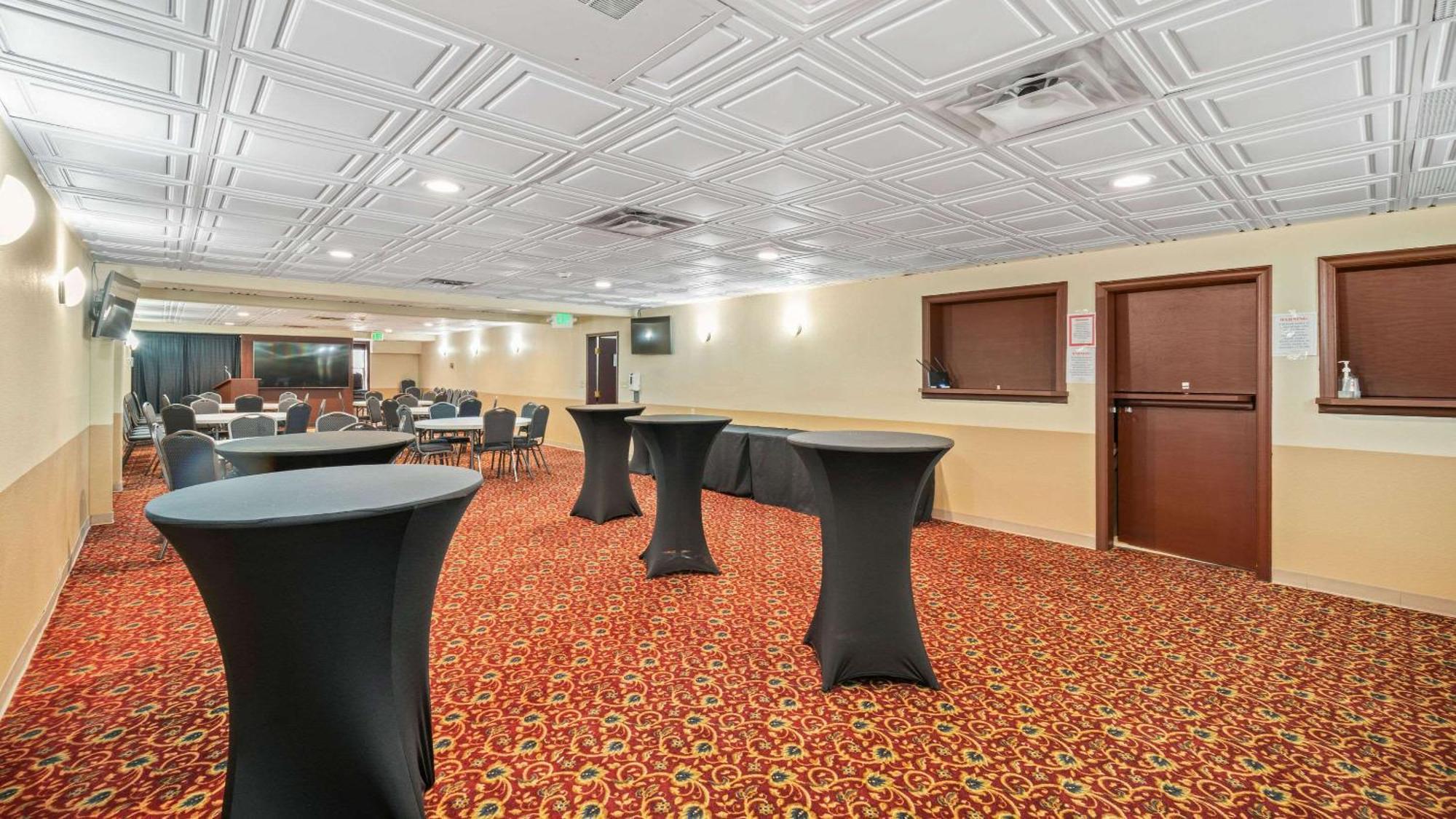 Hotel Clarion & Near Ft Wainwright