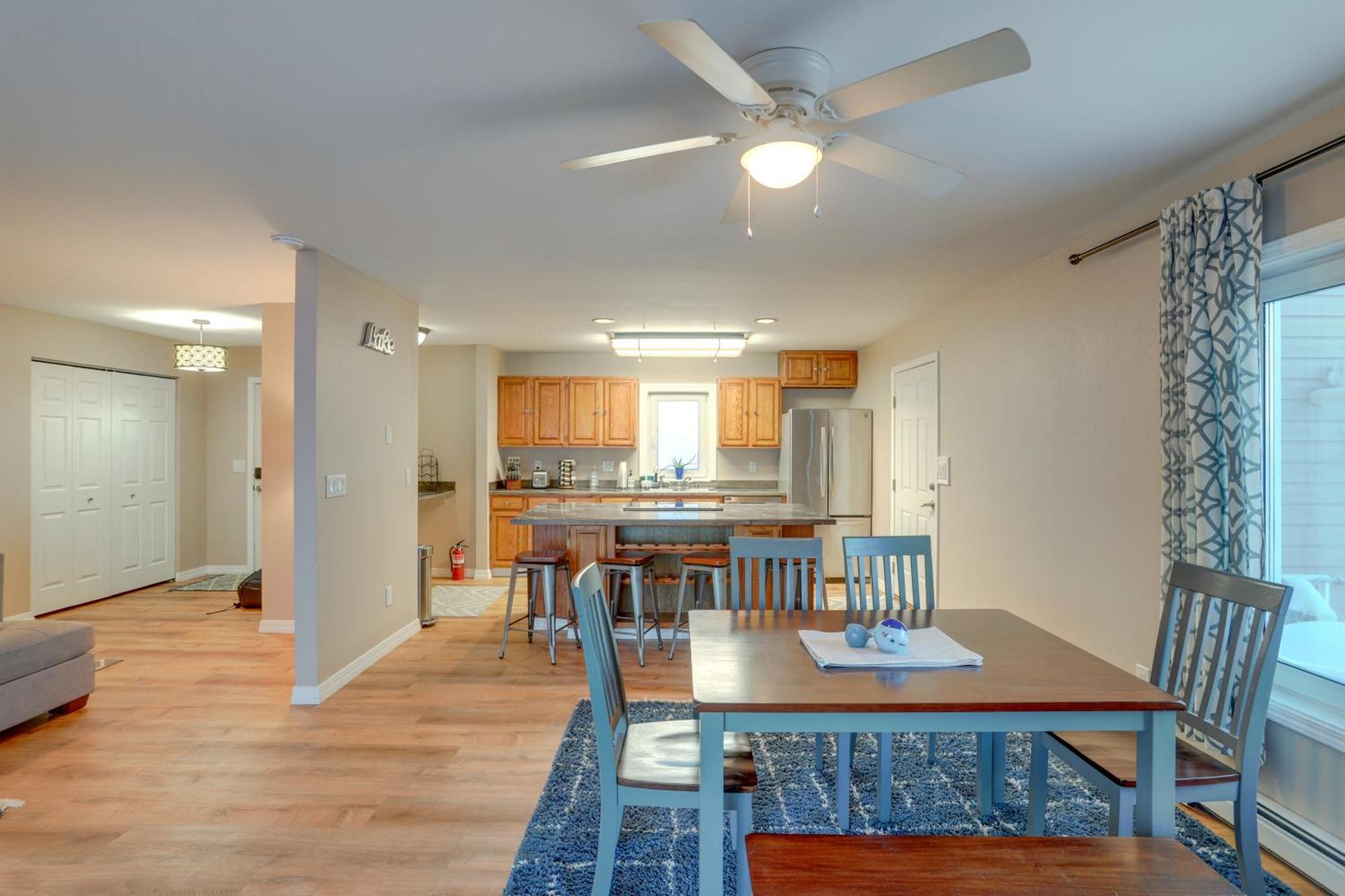 Lakefront With Private Beach! Holiday home