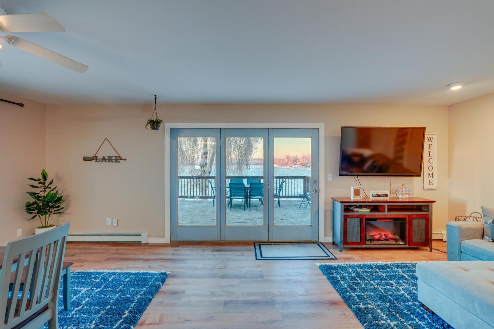 Lakefront With Private Beach! Holiday home Fairbanks