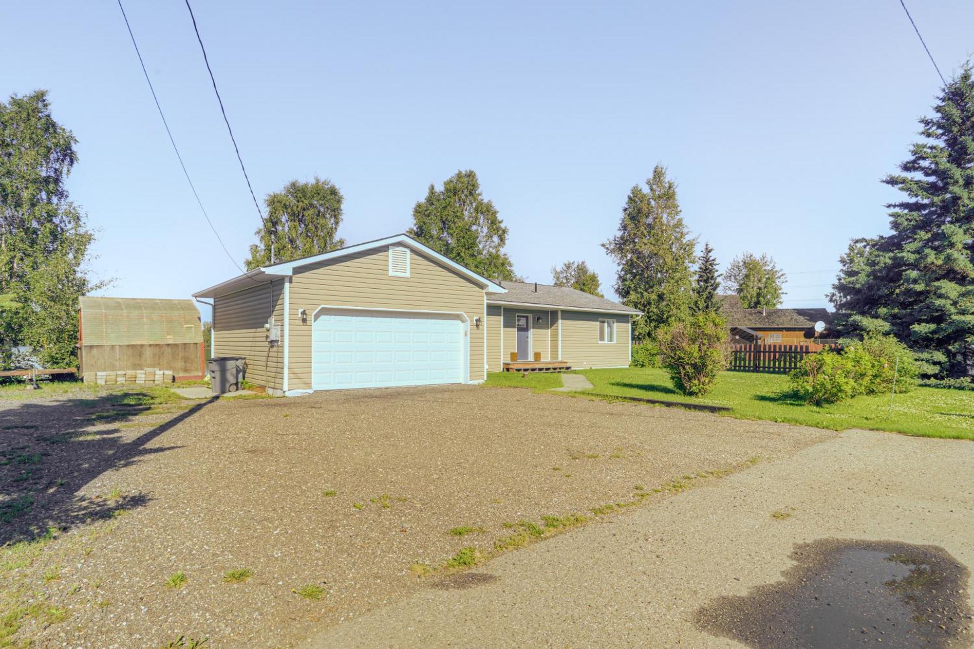 Lakefront With Private Beach! * Fairbanks