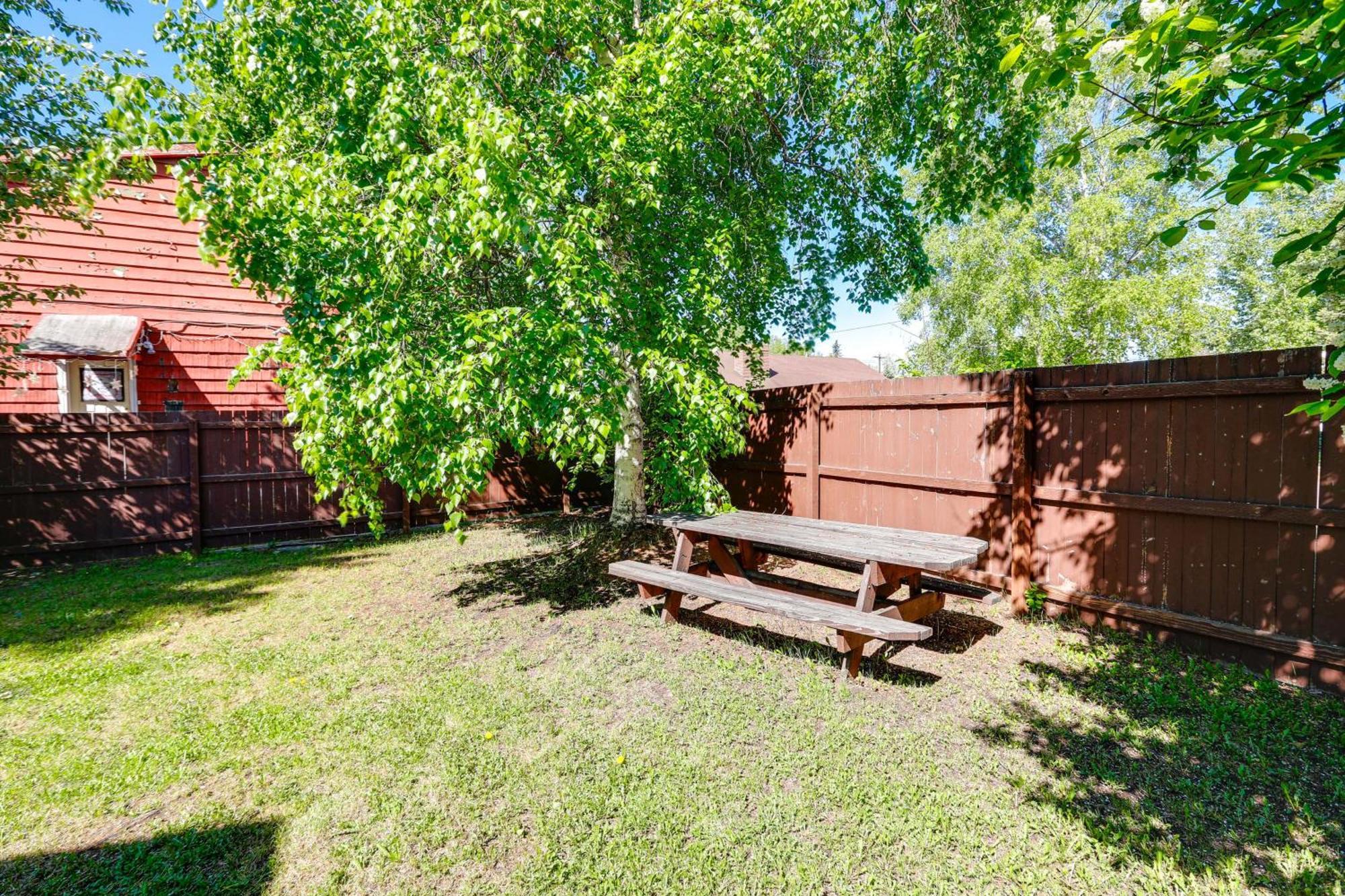 Apartment Convenient About 1 Mi To Downtown!