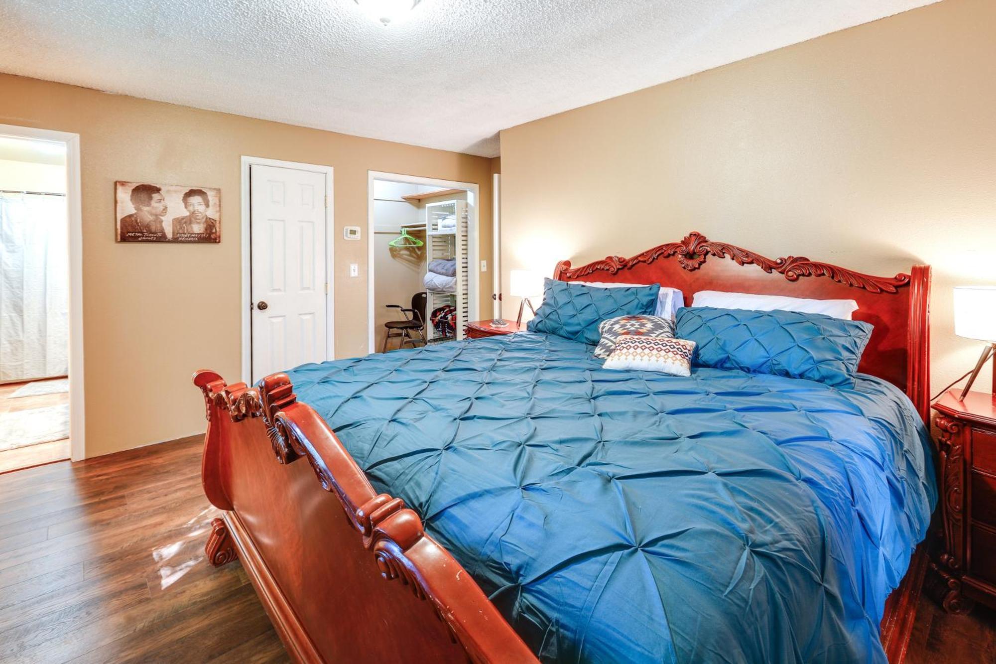 Apartment Convenient About 1 Mi To Downtown! *