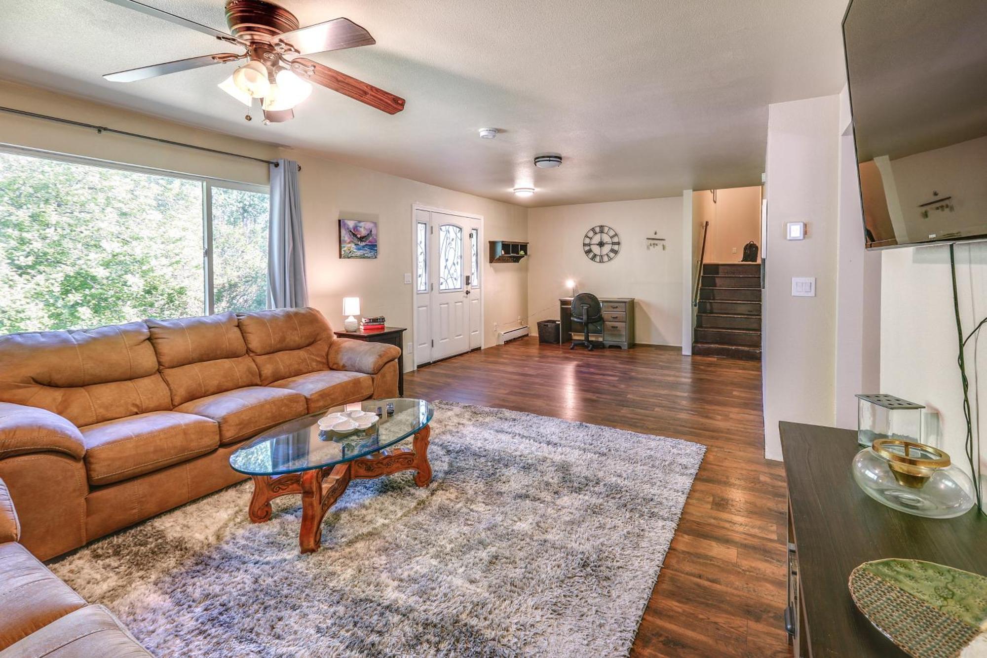 Convenient About 1 Mi To Downtown!