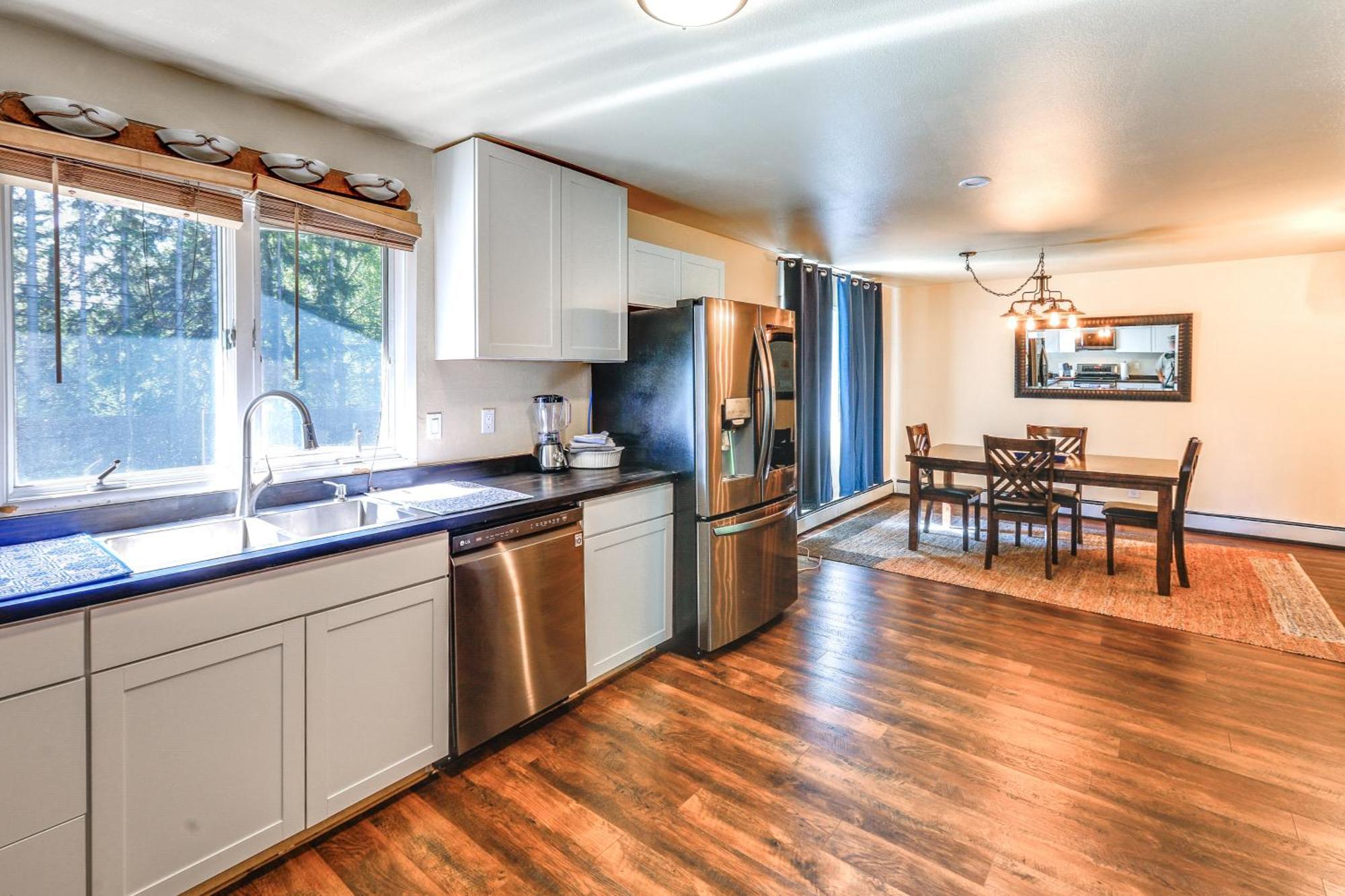 Apartment Convenient About 1 Mi To Downtown!