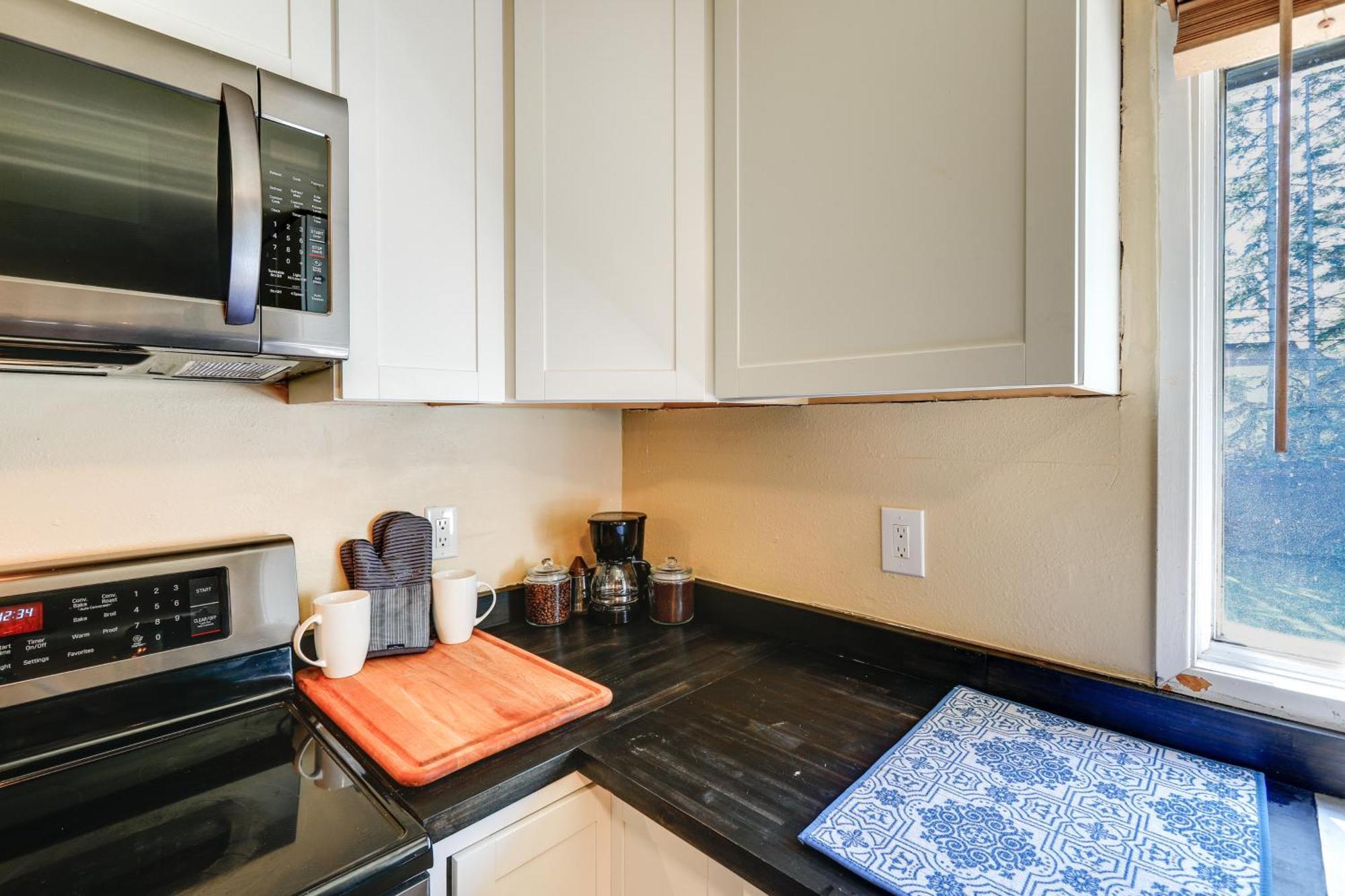 Apartment Convenient About 1 Mi To Downtown! *