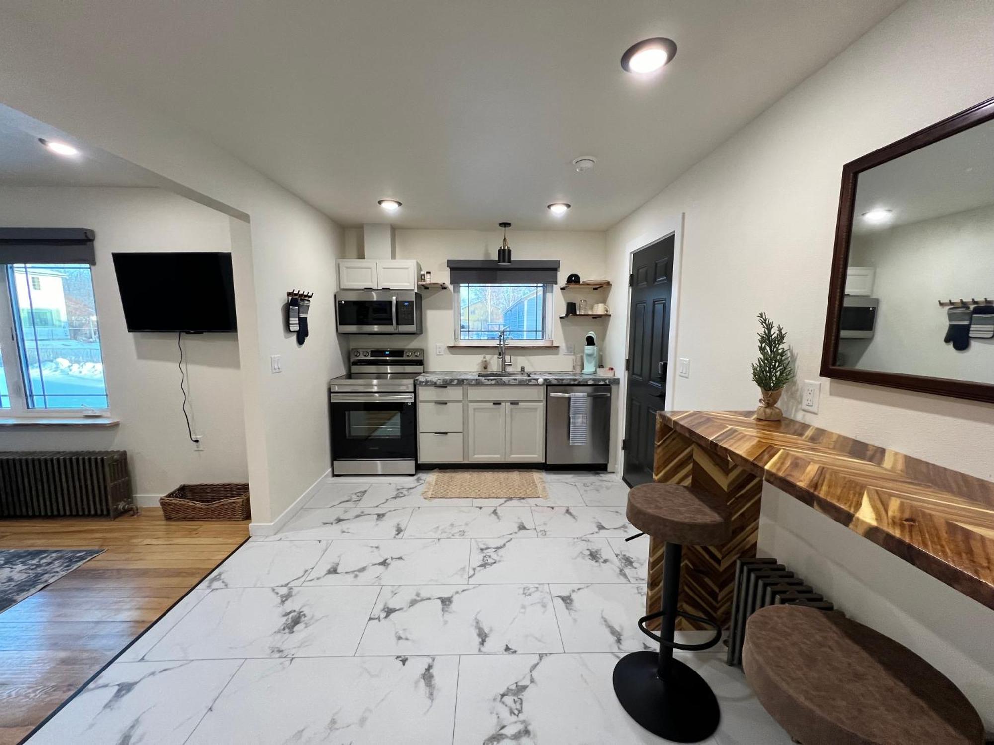 Dollhouse Downtown Apartment *