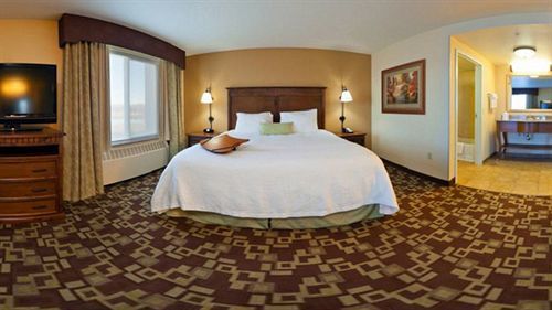 Hampton & Hotel