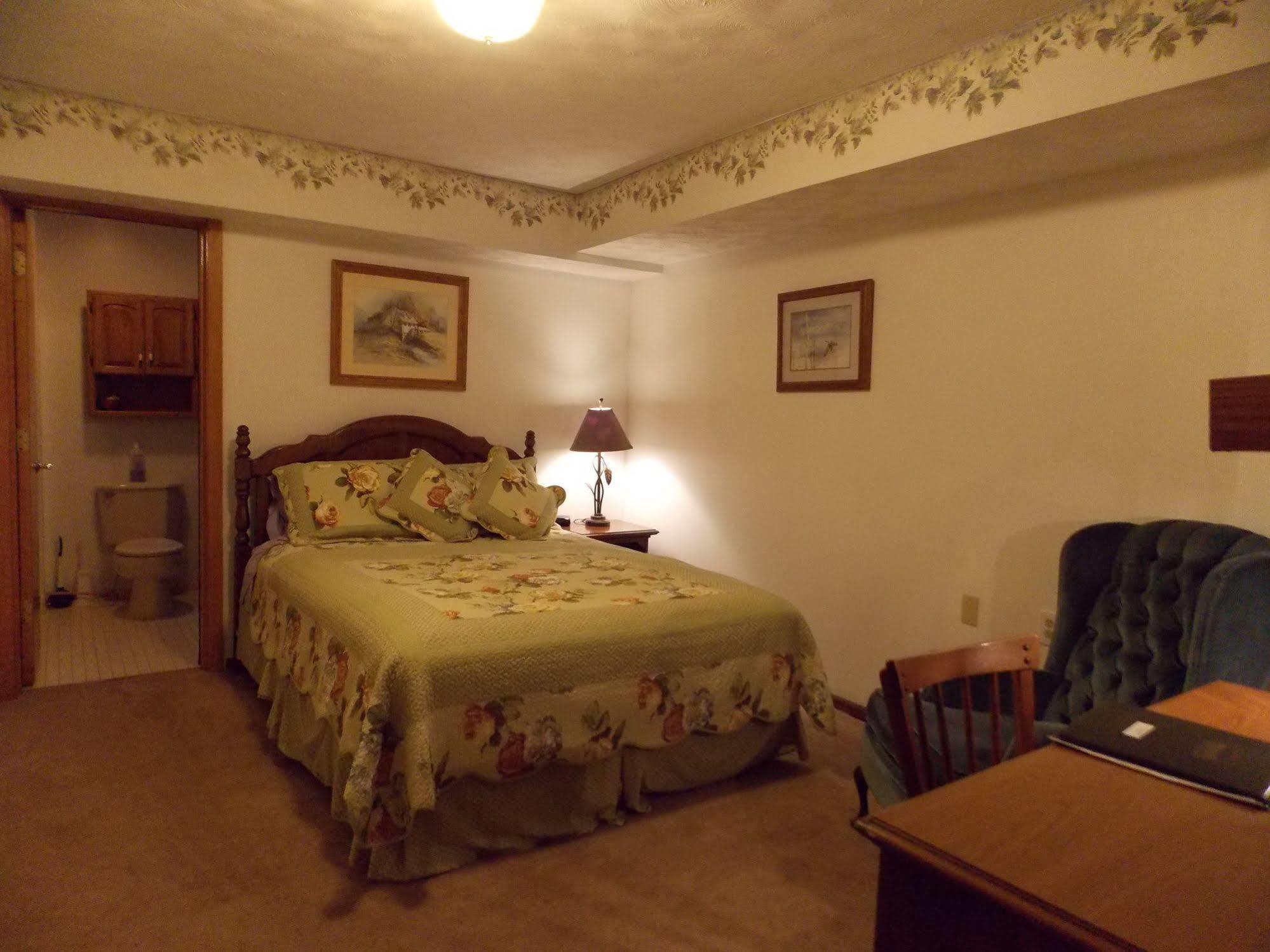 7 Gables & 3*
