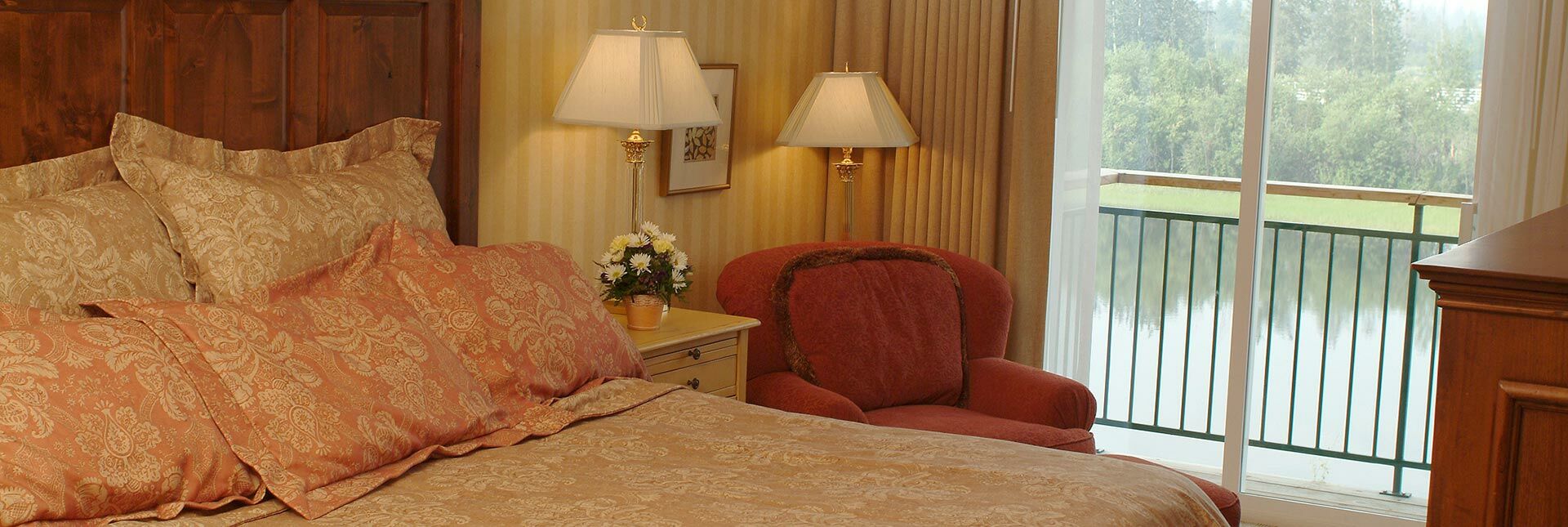 Pike's Waterfront Lodge *